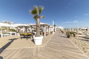 Private beach nearby, white sand, sun-loungers, beach umbrellas - Hotel Mocambo (Riccione)