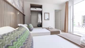 Classic-Dreibettzimmer | Hochwertige Bettwaren, Zimmersafe, Schreibtisch, kostenloses WLAN