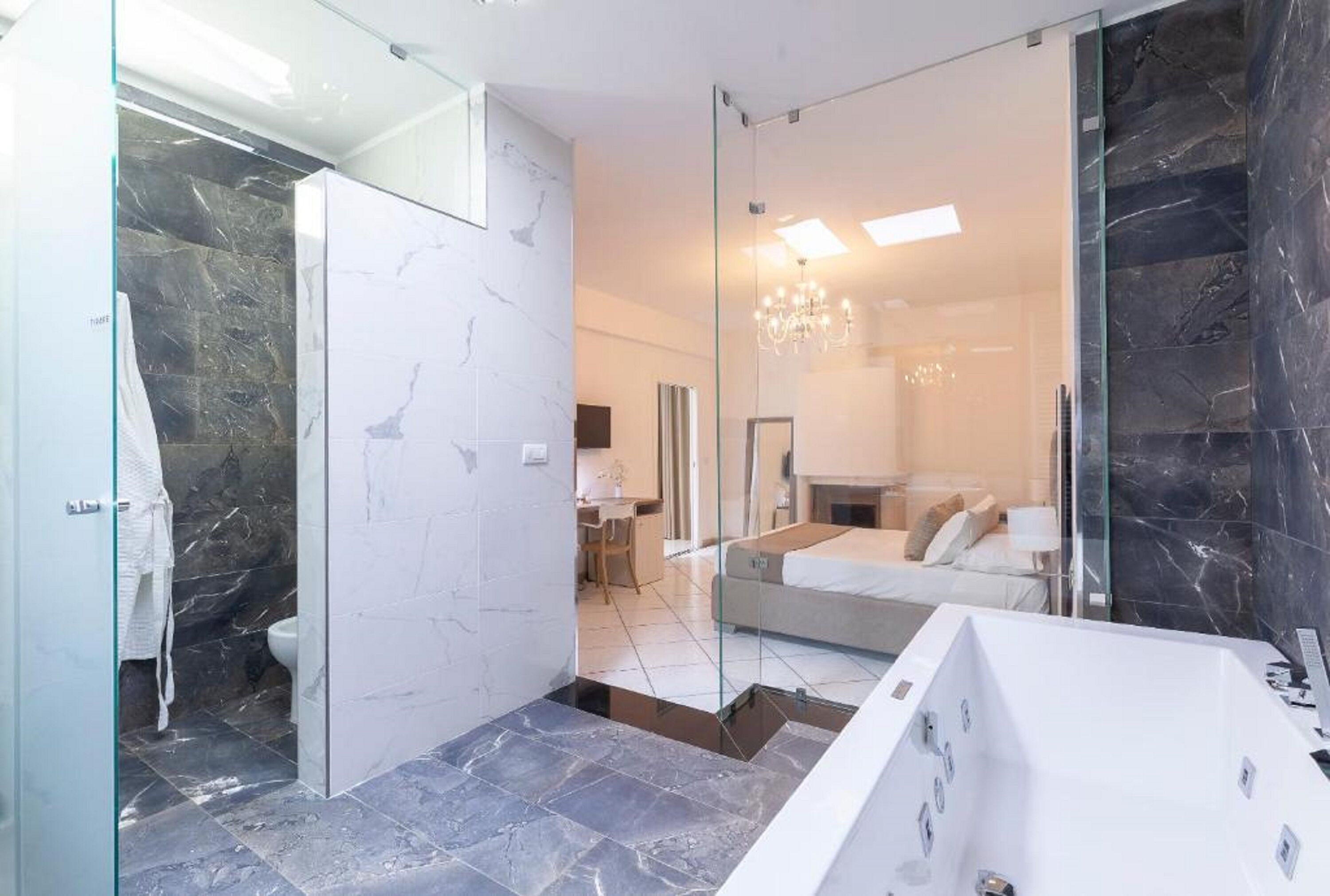 Suite Deluxe, idromassaggio | Bagno | Doccia, set di cortesia gratuito, asciugacapelli, bidet