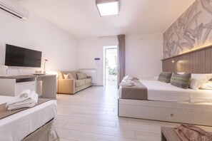 Suite familiar | Ropa de cama de alta calidad y caja de seguridad en la habitación 