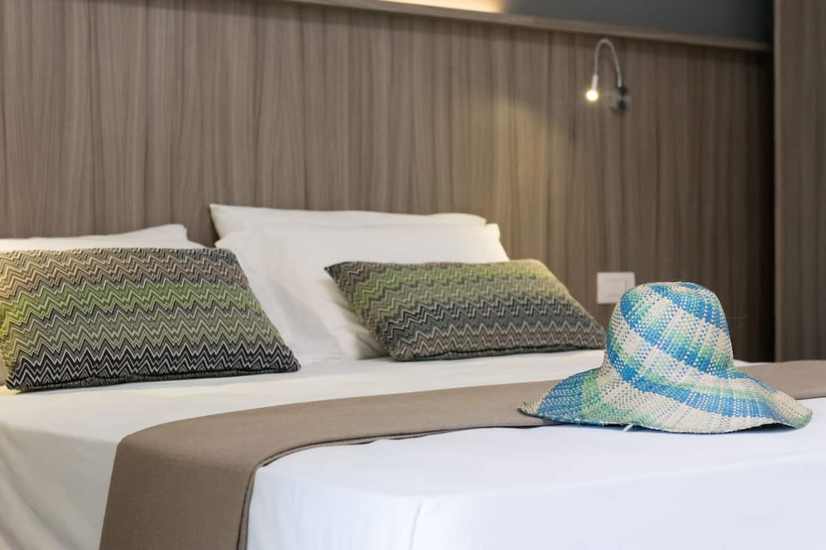 Luxe beddengoed, een kluis op de kamer, een bureau, gratis wifi