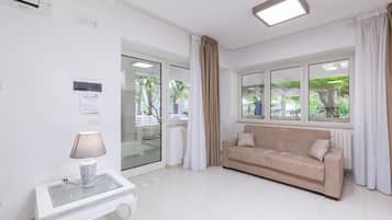 Deluxe-Suite, Whirlpool | Wohnzimmer | Flachbildfernseher