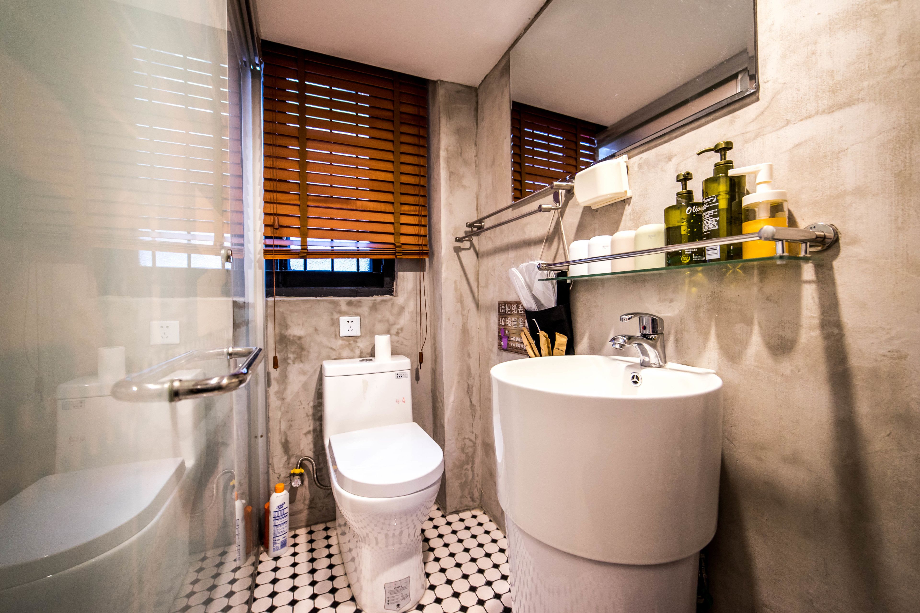 Ein Badezimmer mit Toilette, Waschbecken und Dusche.