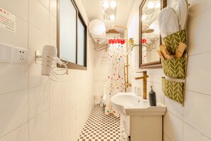Shower, free toiletries, hair dryer, slippers - Qiyu Homestay - West Nanjing Road Branch (Shanghai)