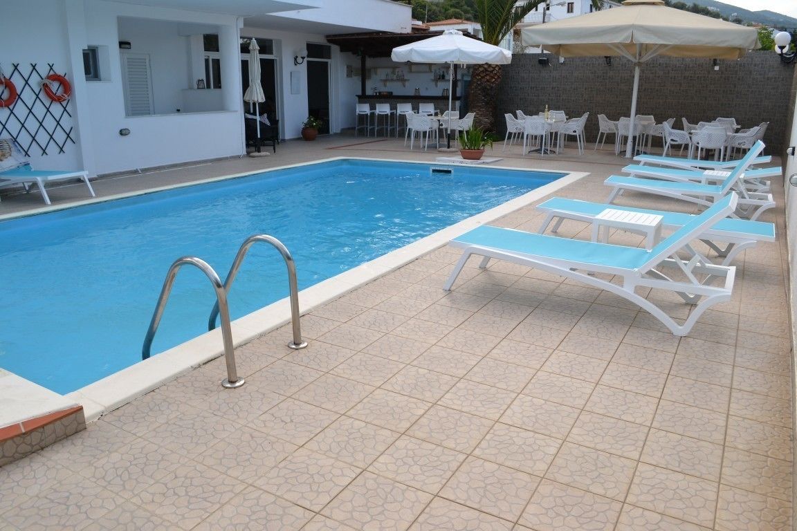 季節性室外泳池；11:00 至 22:00 開放；泳池傘、躺椅