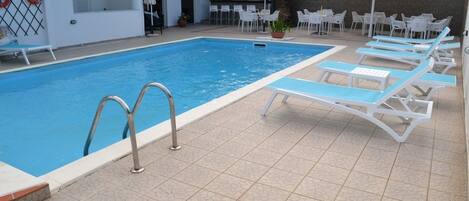 季節性室外泳池;11:00 至 22:00 開放;泳池傘、躺椅