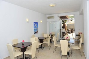 Free daily buffet breakfast - Ifigenia Hotel (Skiathos)