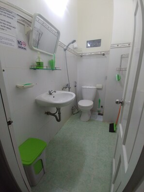 Bed in 4-Bed Mixed Dorm | Bathroom - Hobbit Hostel Dalat (Da Lat)