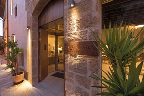 A stone building entrance with a sign reading 'FORTIM BOUTIQUE HOTEL & SPA'. - Forum Boutique Hotel & Spa (Alcúdia)