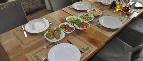 Breakfast, lunch, dinner served; Turkish cuisine