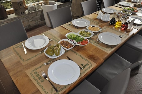 Breakfast, lunch, dinner served; Turkish cuisine