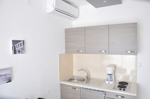 Fridge, stovetop, coffee/tea maker, toaster