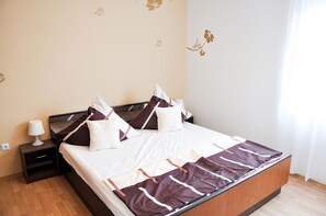 1 habitación, escritorio, tabla de planchar con plancha y internet