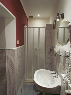 Habitación individual | Baño | Ducha, artículos de higiene personal gratuitos y secador de pelo