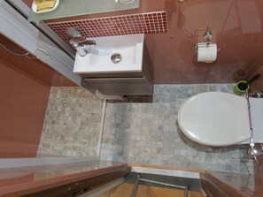 Economy Double or Twin Room | Bathroom | Shower, free toiletries, hair dryer, towels - Althea Rooms (Florence)