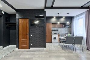 Deluxe-Studiosuite, 1 King-Bett und Schlafsofa, Executive-Etage (Velyka Vasylkivska, 54/34) | Schreibtisch, Bügeleisen/Bügelbrett, kostenloses WLAN