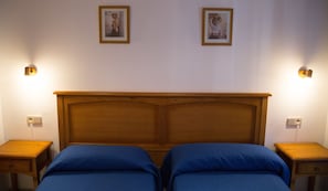 Double or Twin Room | Blackout curtains, free cots/infant beds, rollaway beds, free WiFi - Hostal Acuario (Galvez)