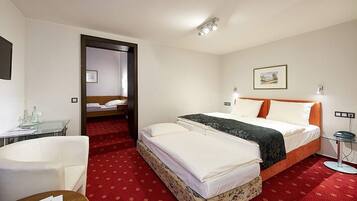 Schreibtisch, kostenlose Babybetten, kostenloses WLAN, Bettwäsche