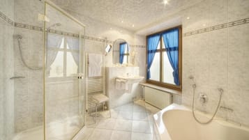 Dusche, kostenlose Toilettenartikel, Haartrockner, Handtücher