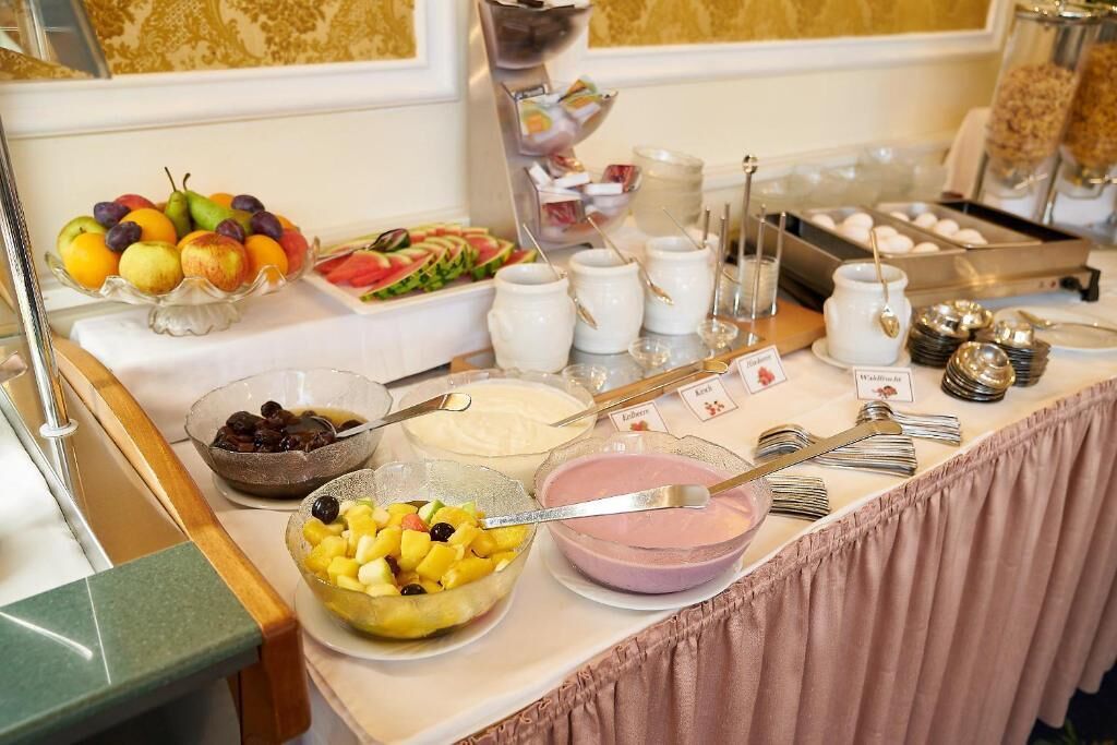 Vierbettzimmer | Schreibtisch, kostenlose Babybetten, kostenloses WLAN, Bettwäsche