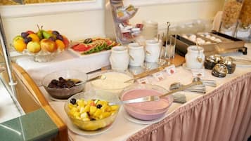 Vierbettzimmer | Schreibtisch, kostenlose Babybetten, kostenloses WLAN, Bettwäsche