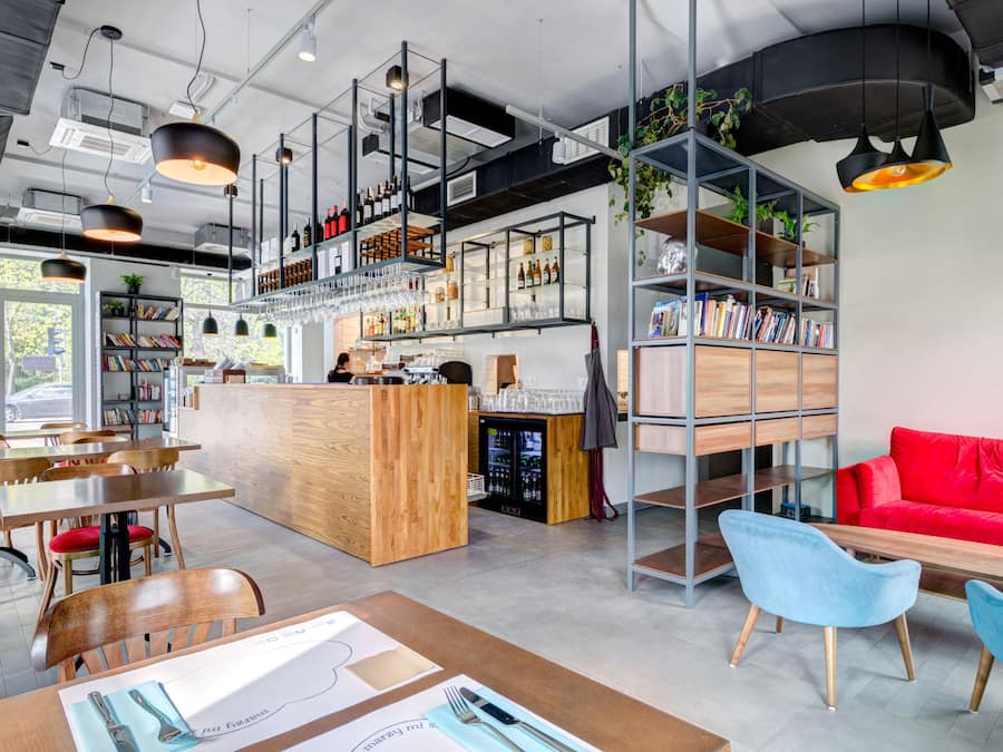 Menyajikan hidangan lokal dan internasional