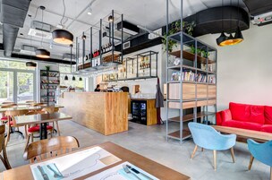 Se sirven almuerzos y cenas, cocina local e internacional