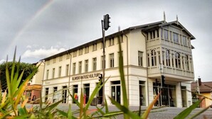 A building with a sign reading "OLIMPIJSKI PATUSZ KULTURY". - Ratusz B&B (Gdansk)