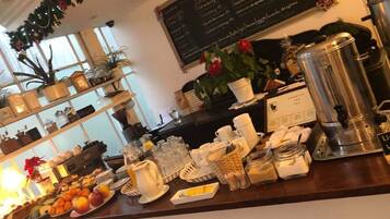 Petit déjeuner (30.00 PLN par personne)