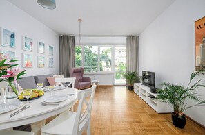 Apartamento Deluxe, 1 cama de matrimonio con sofá cama, no fumadores, vistas a la ciudad | Ropa de cama de alta calidad y tabla de planchar con plancha