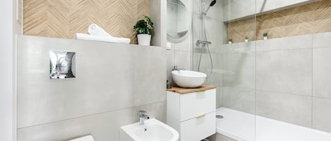 Deluxe Apartment, 1 Queen Bed with Sofa bed, Non Smoking, City View | Bathroom | Shower, free toiletries, hair dryer, towels