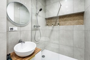 Deluxe Apartment, 1 Queen Bed with Sofa bed, Non Smoking, City View | Bathroom - ShortStayPoland Krucza - B34 (Warsaw)
