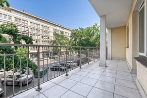 Apartamento Deluxe, 1 cama de matrimonio con sofá cama, no fumadores, vistas a la ciudad | Terraza o patio