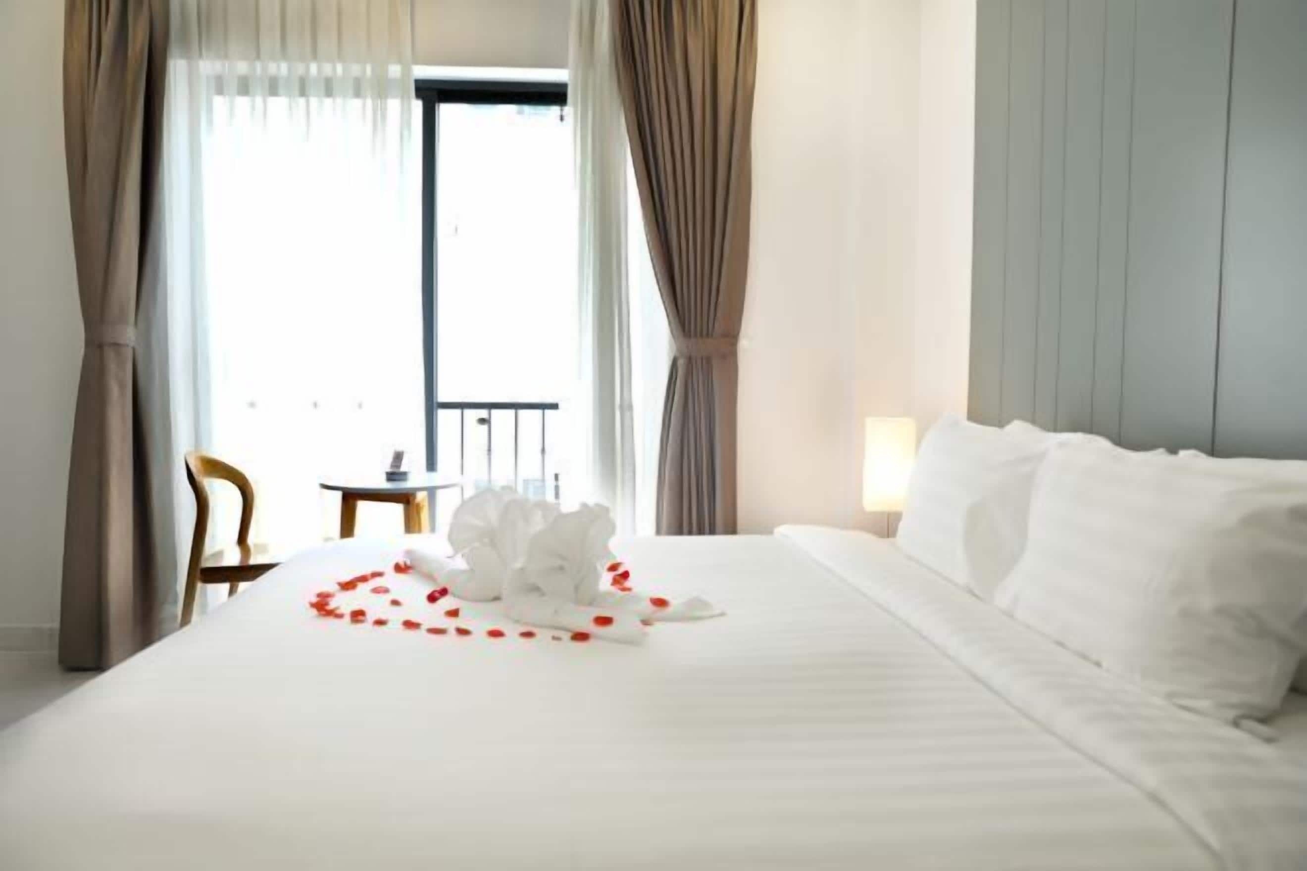 Minibar (con algunos artículos gratuitos), caja fuerte, escritorio