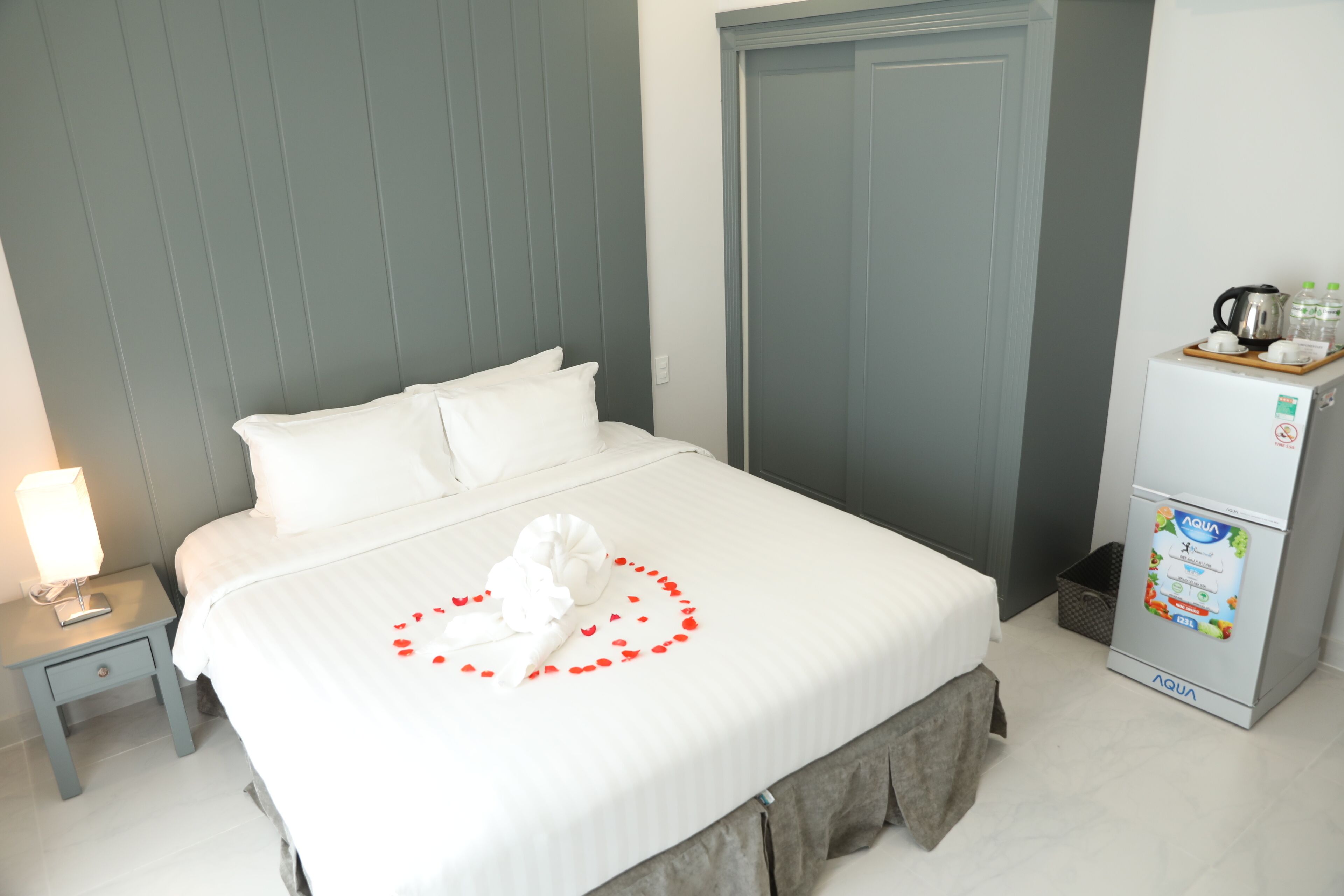 superior double room, 1 king bed, city view | free minibar items, in-room safe, desk, iron/ironing board