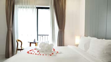 Superior Double Room, 1 King Bed, City View | Free minibar items, in-room safe, desk, iron/ironing board