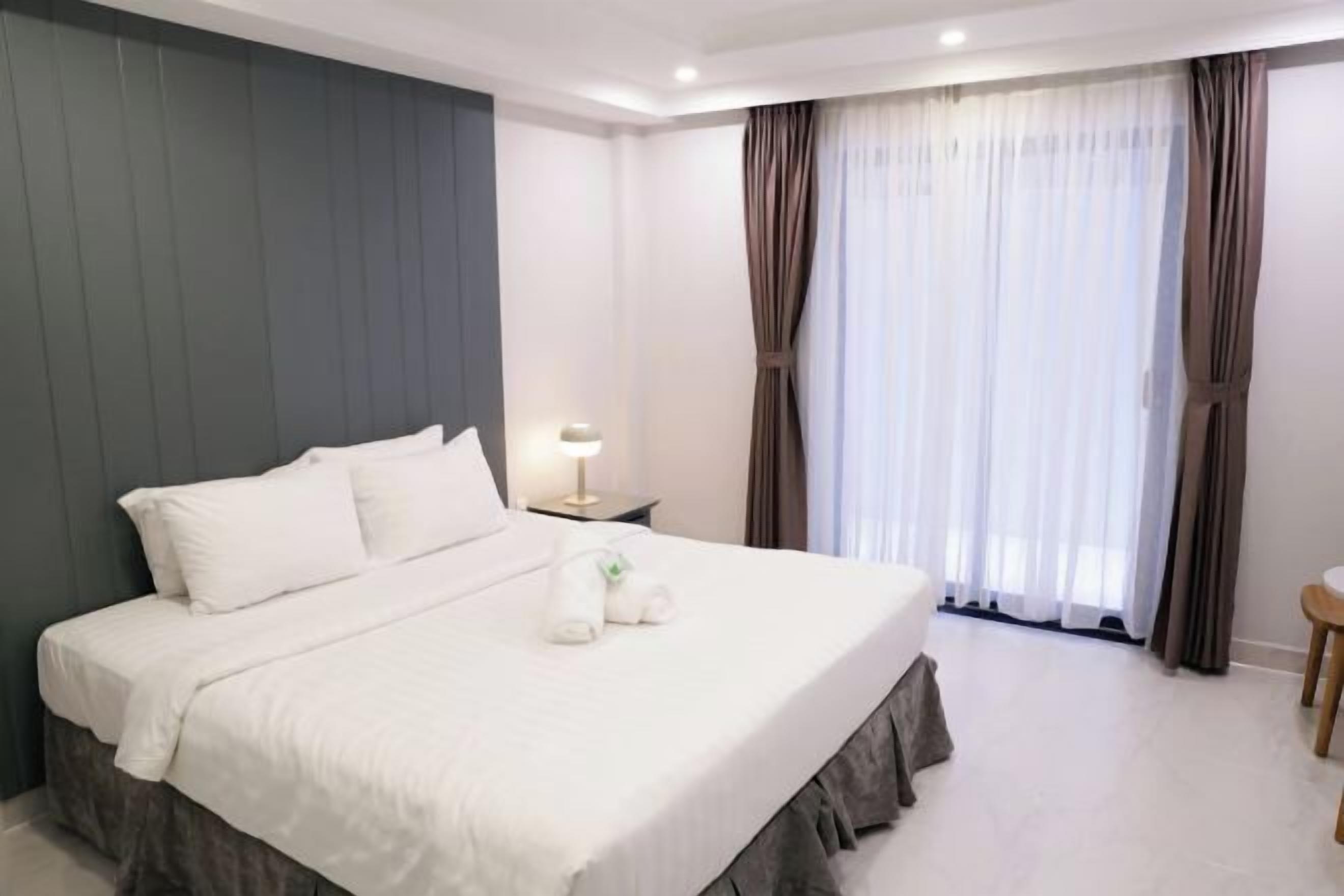 Minibar (con algunos artículos gratuitos), caja fuerte, escritorio