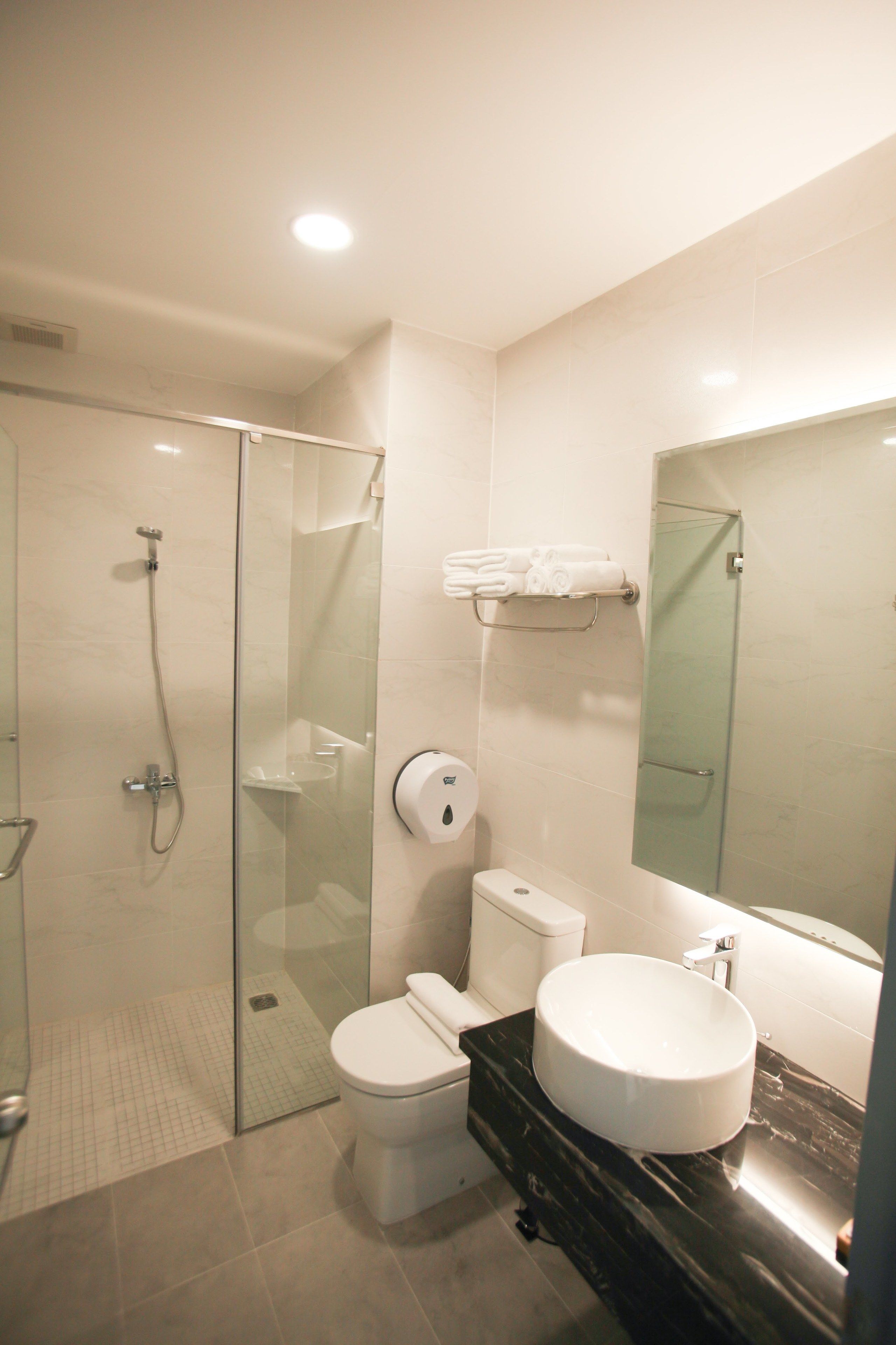 Superior Double Room, 1 King Bed, City View | Bathroom | Shower, free toiletries, hair dryer, slippers