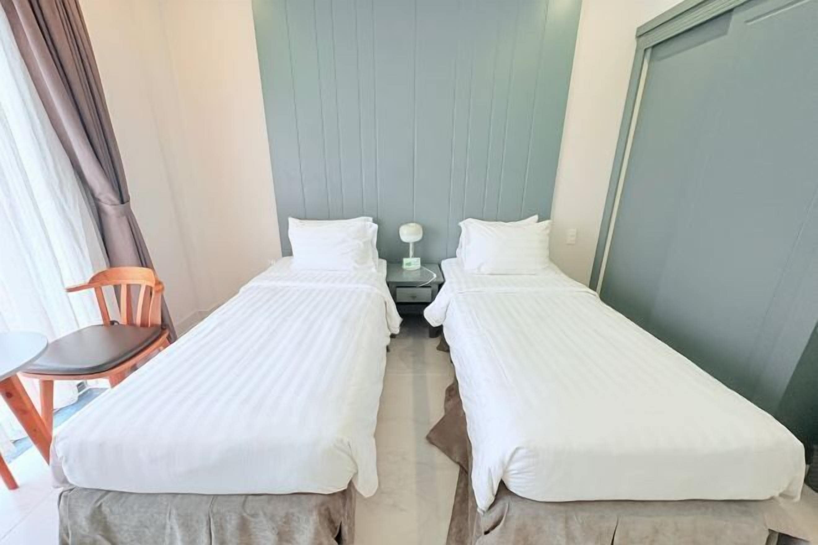 Minibar (con algunos artículos gratuitos), caja fuerte, escritorio