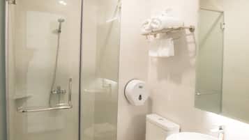 Dusch, gratis toalettartiklar, hårtork och tofflor