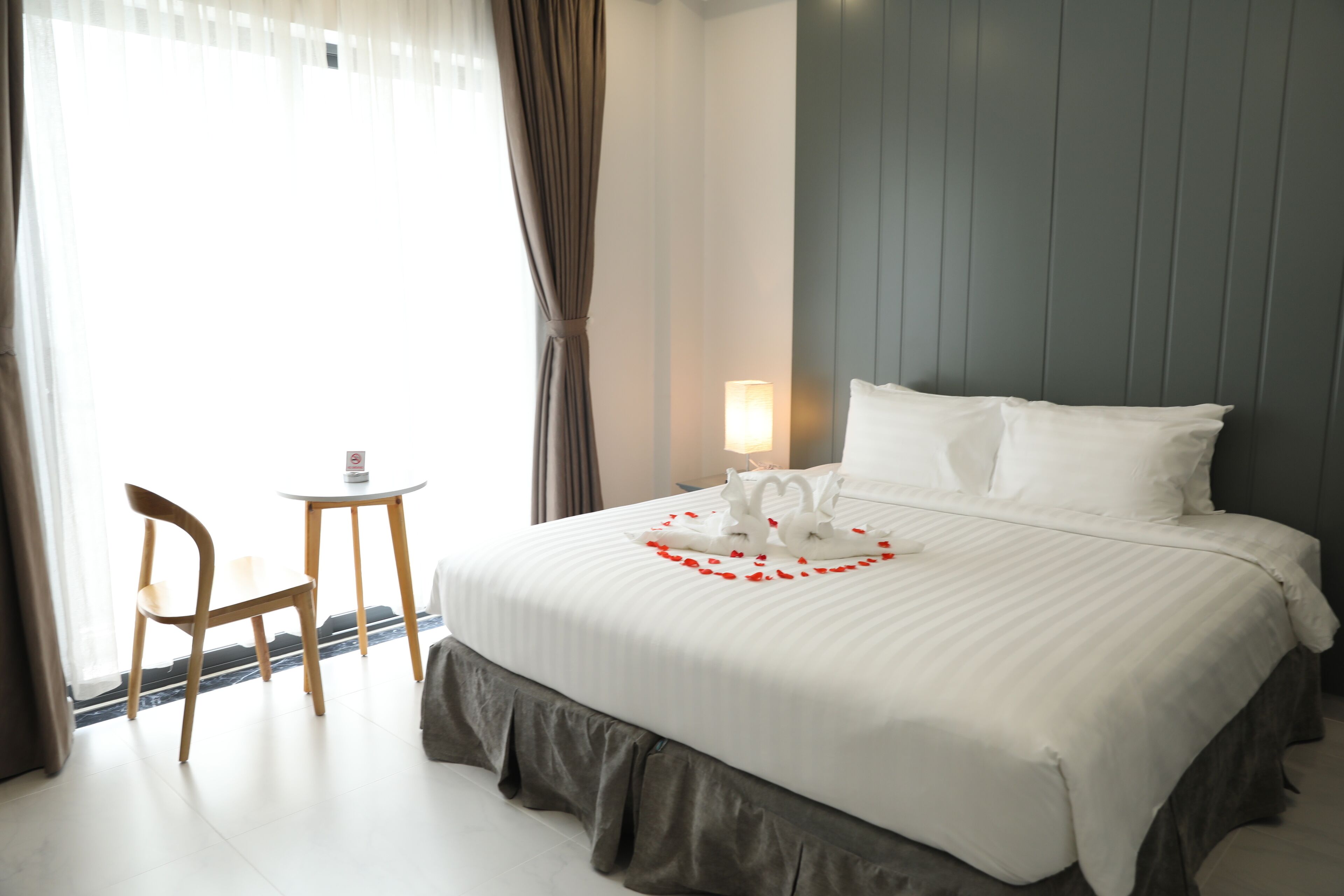 superior double room, 1 king bed, city view | free minibar items, in-room safe, desk, iron/ironing board