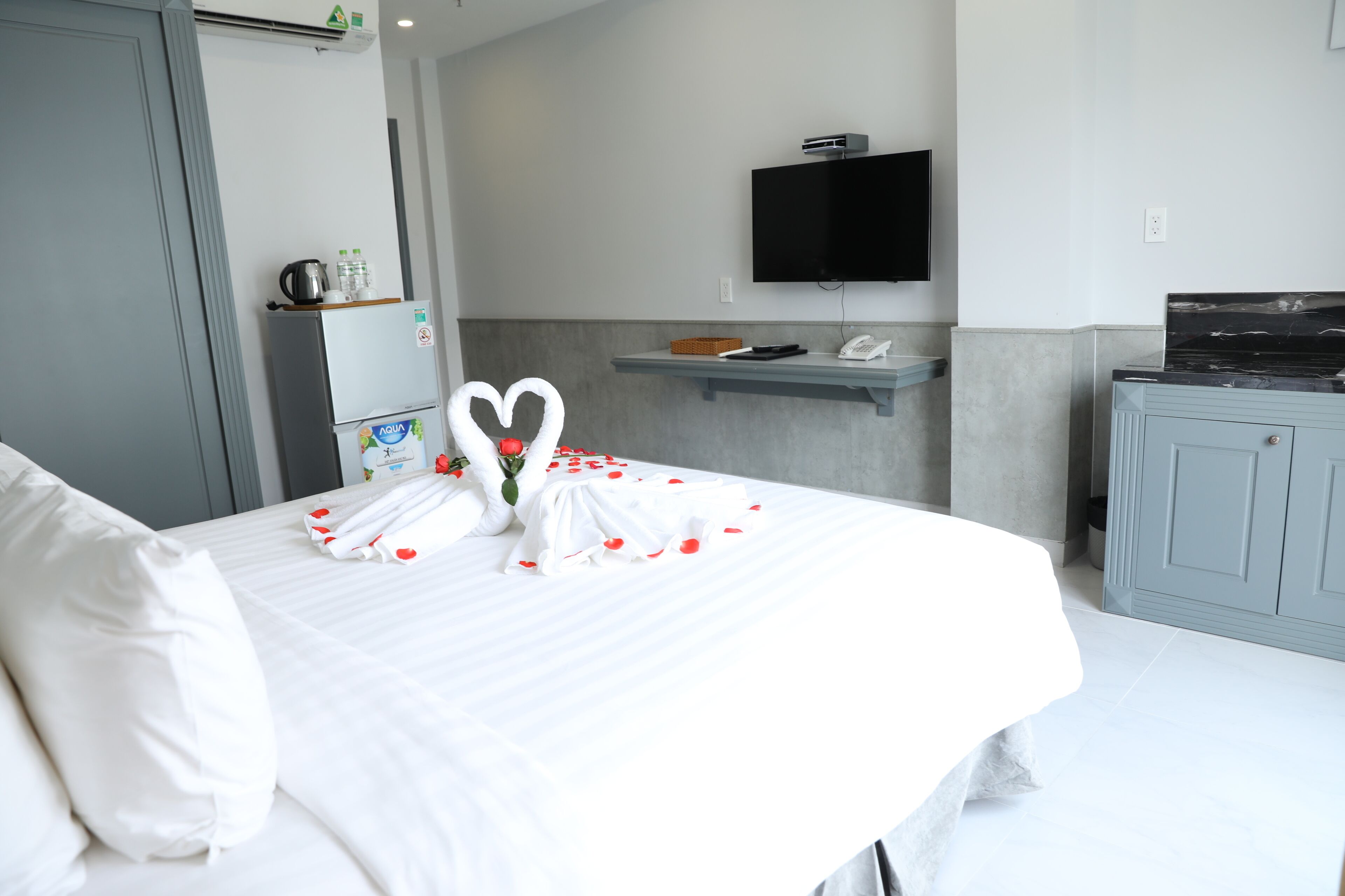 superior double room, 1 king bed, city view | free minibar items, in-room safe, desk, iron/ironing board