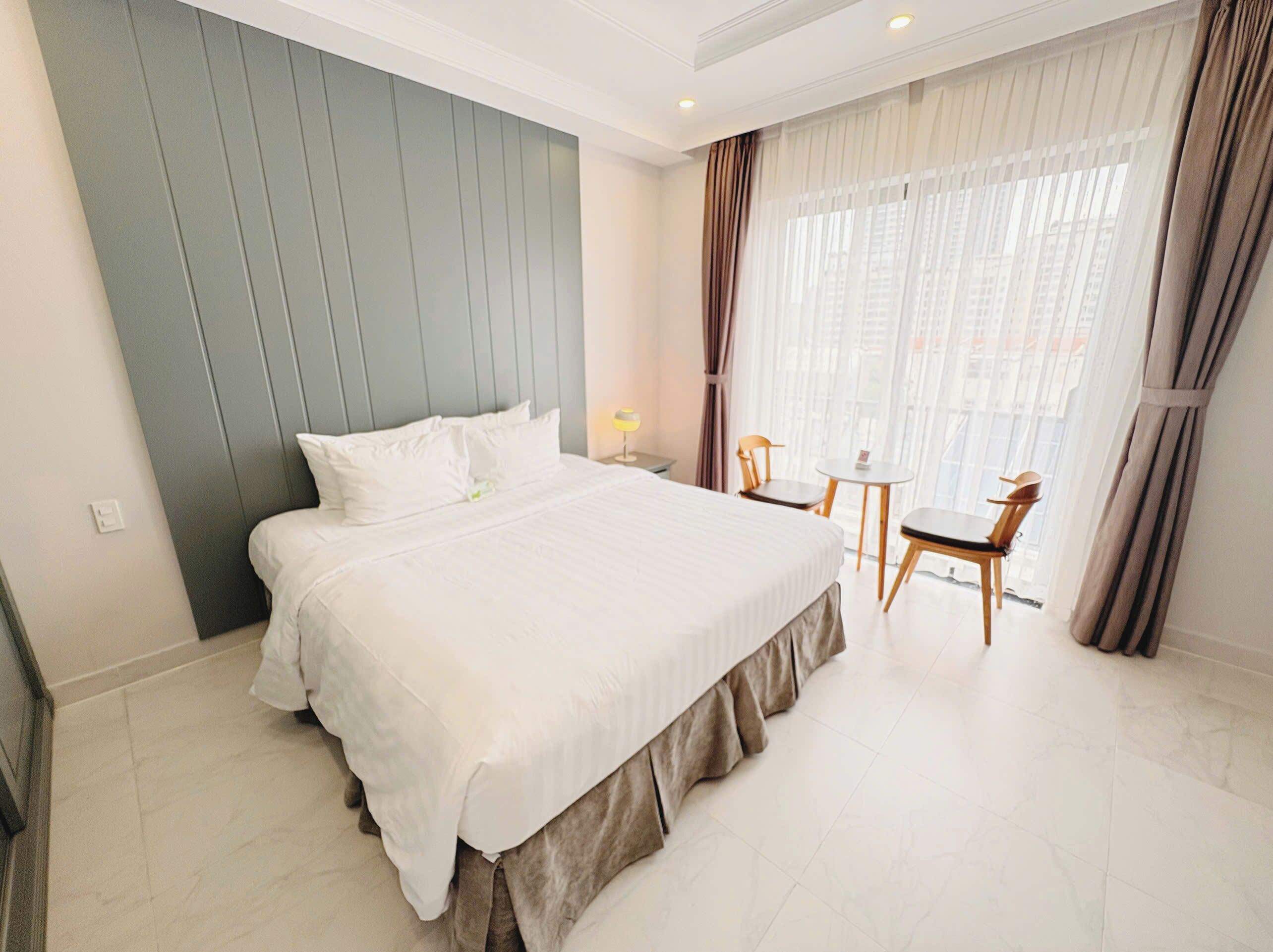 superior double room, 1 king bed, city view | free minibar items, in-room safe, desk, iron/ironing board