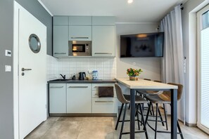 Comfort-Ferienhütte | Eigene Küche | Kühlschrank, Mikrowelle, Herdplatte, Geschirrspüler