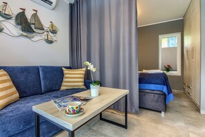 舒适小屋 | 起居区 | 65-英寸纯平电视 （配备卫星频道）、乒乓球