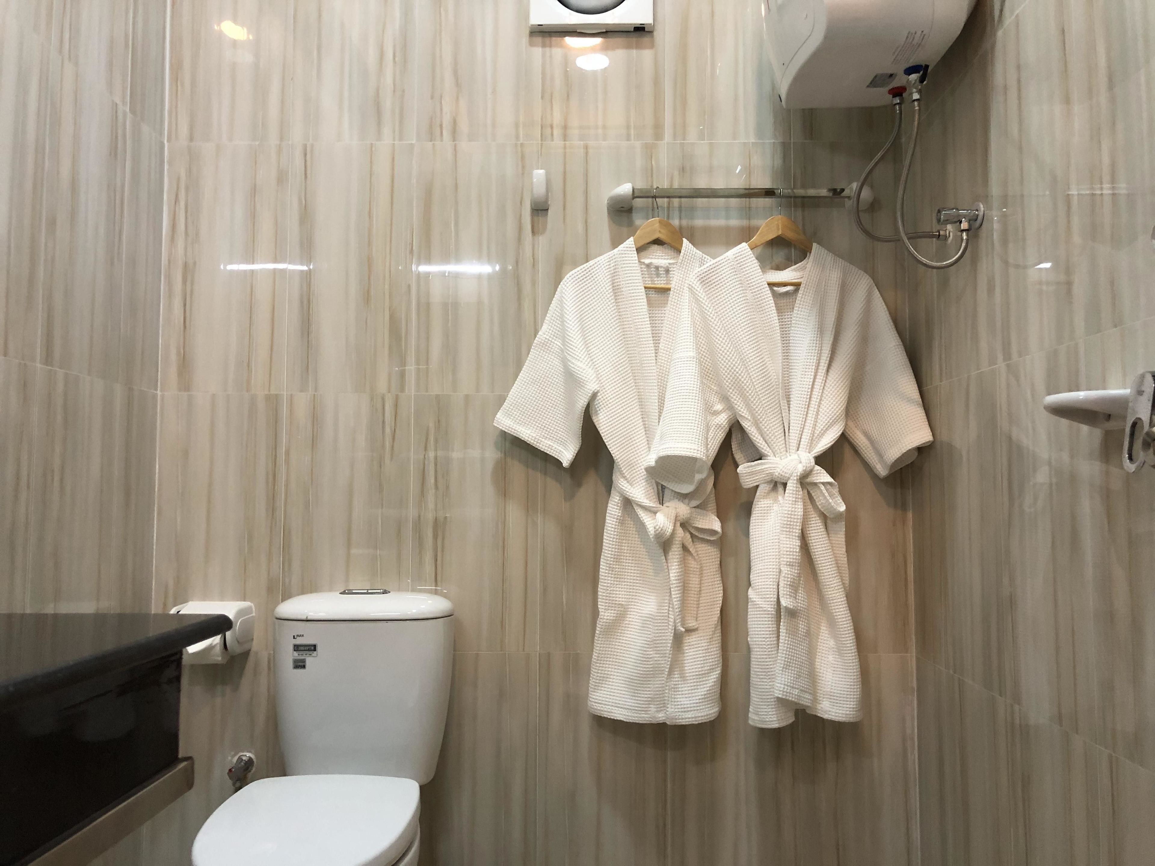 deluxe double or twin room | bathroom | free toiletries, slippers, towels