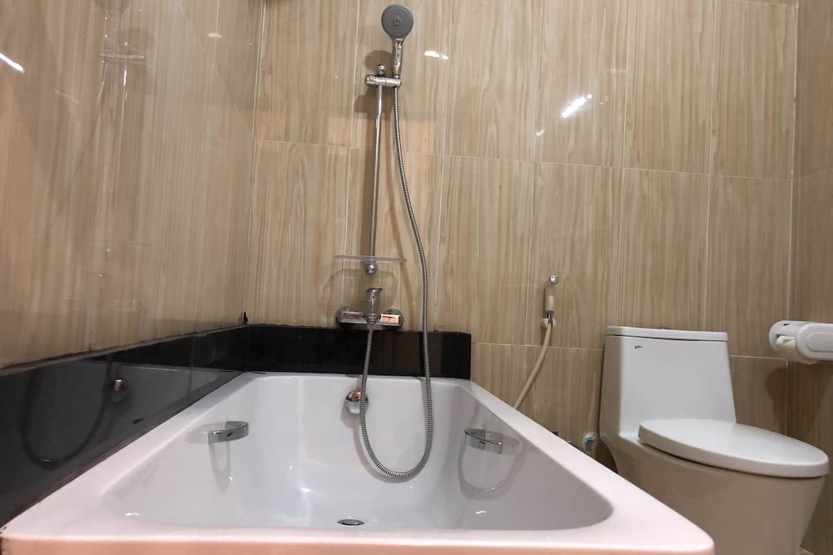 family room | bathroom | free toiletries, slippers, towels