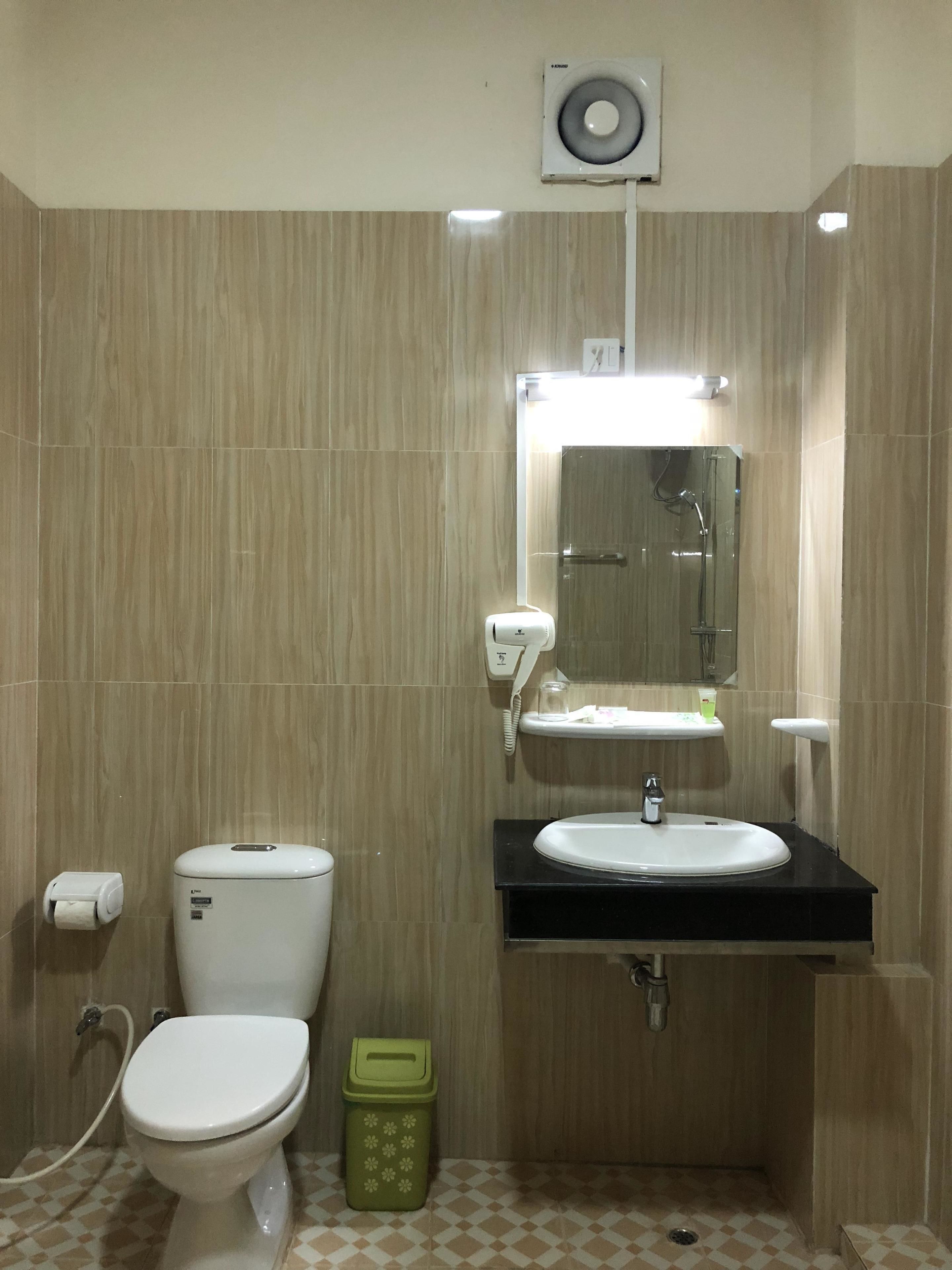 standard double room | bathroom | free toiletries, slippers, towels