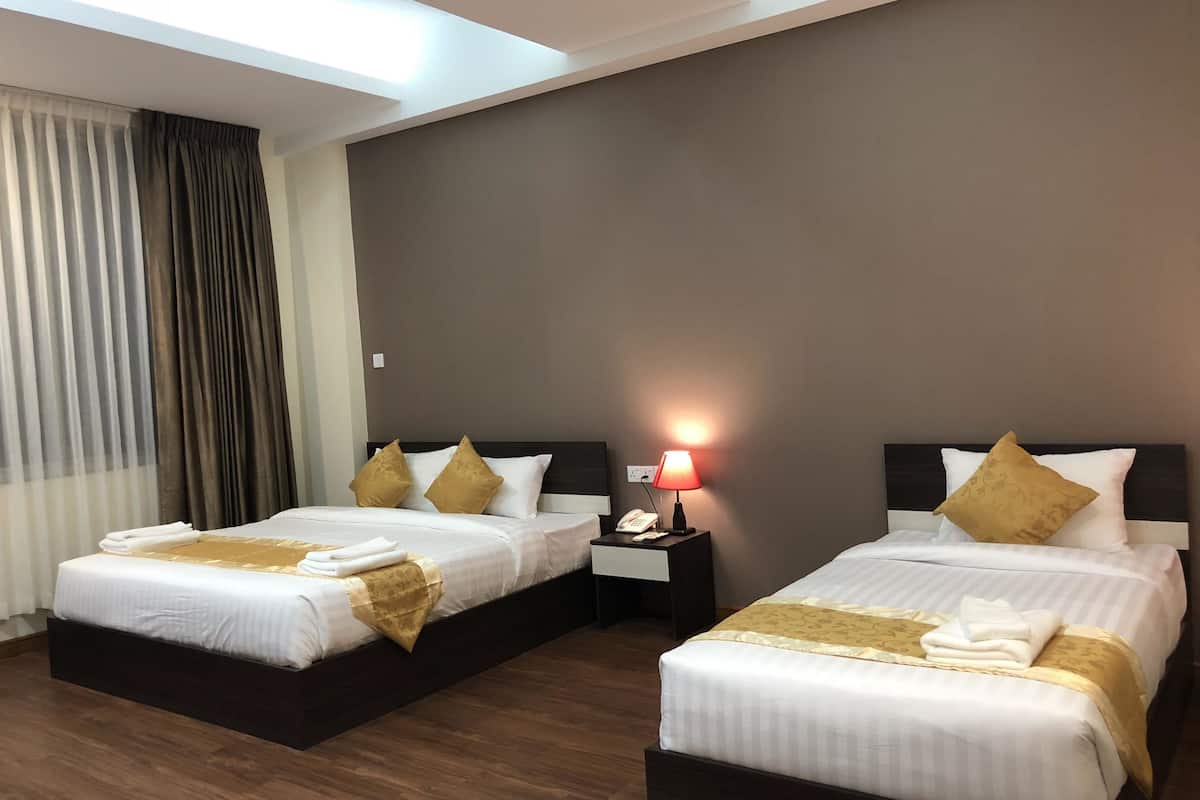 family room | minibar, desk, rollaway beds, free wifi