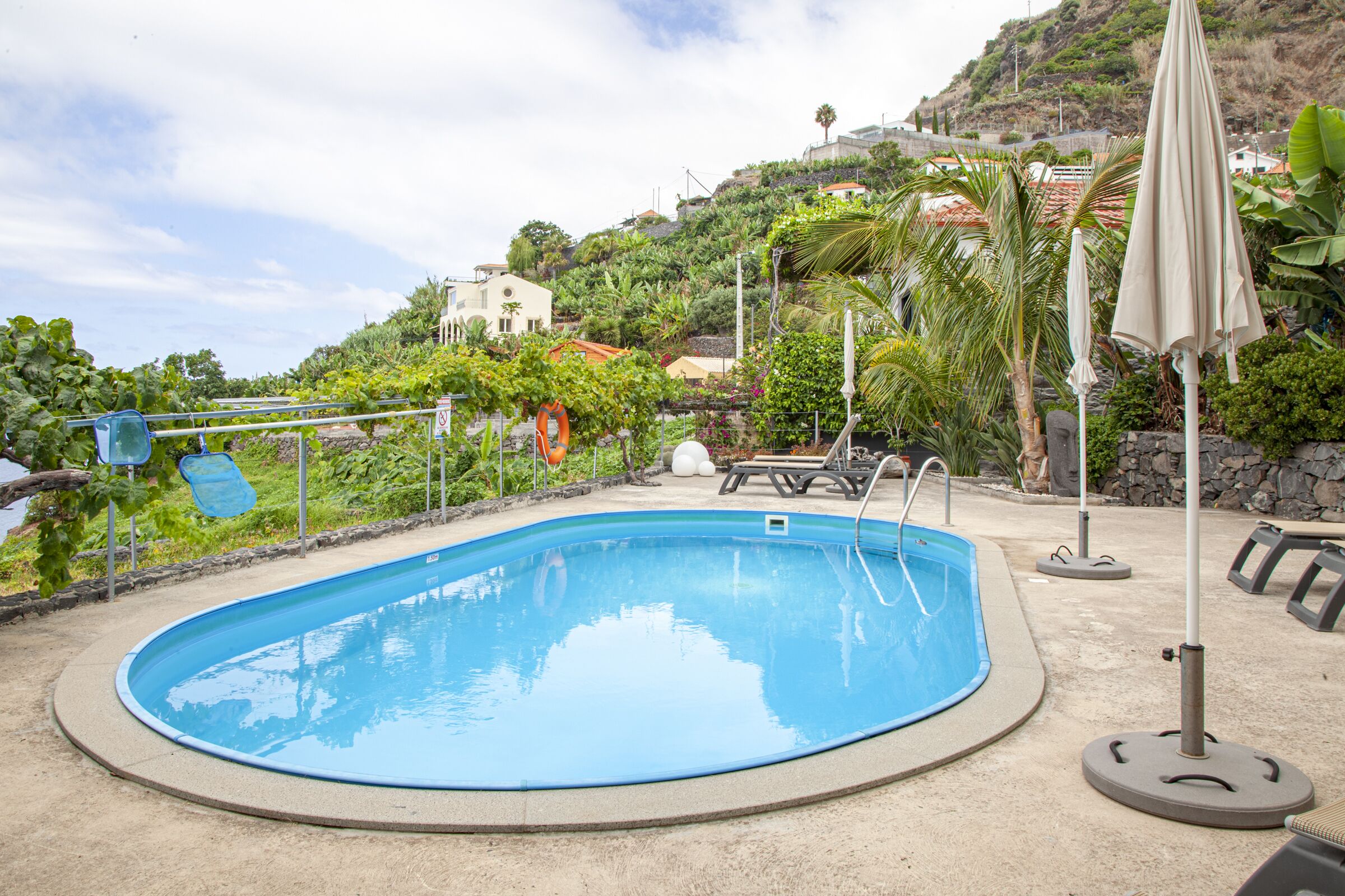 Kolam renang outdoor, dengan kursi berjemur